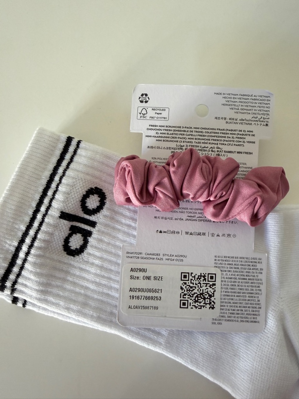 Alo Yoga Socks White Crew + Pink Scrunchie Set New - Picture 2 of 4